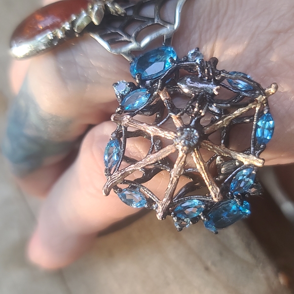 Gorgeous blue&white Topaz spiderweb cocktail ring - Picture 5 of 10